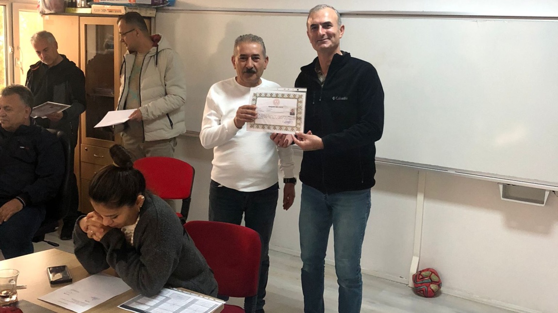 ÖĞRETMENLERİMİZE BAŞARI BELGELERİ TESLİM EDİLDİ